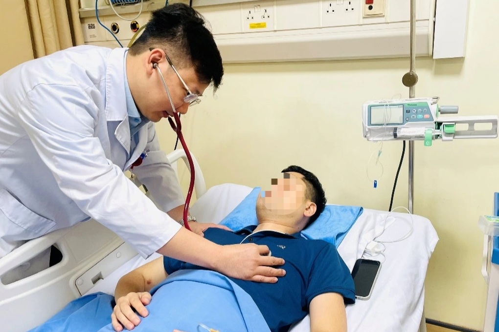 Sau cơn đau đầu, buồn nôn, người đàn ông phải truyền 100 đơn vị huyết tương