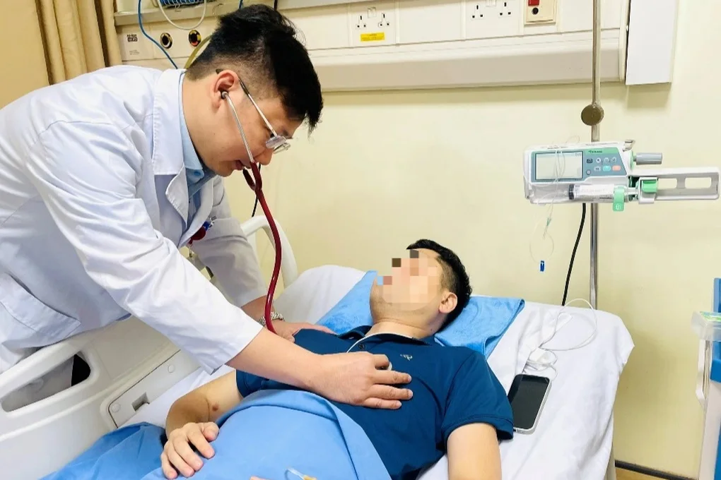 Sau cơn đau đầu, buồn nôn, người đàn ông phải truyền 100 đơn vị huyết tương - 1