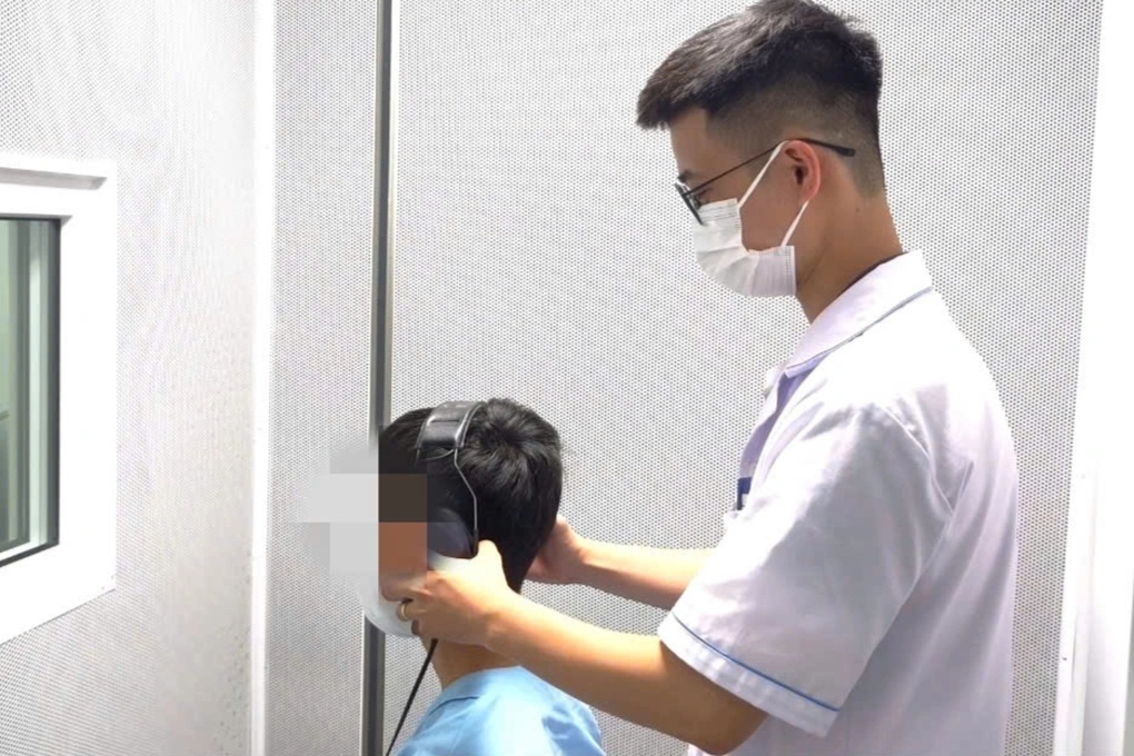 Hà Nội: Chàng trai bất ngờ bị điếc sau khi tắm đêm