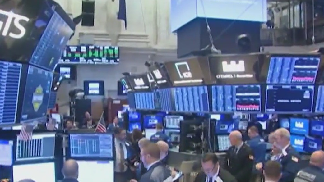 Financial advisor tells investors to weather the storm
