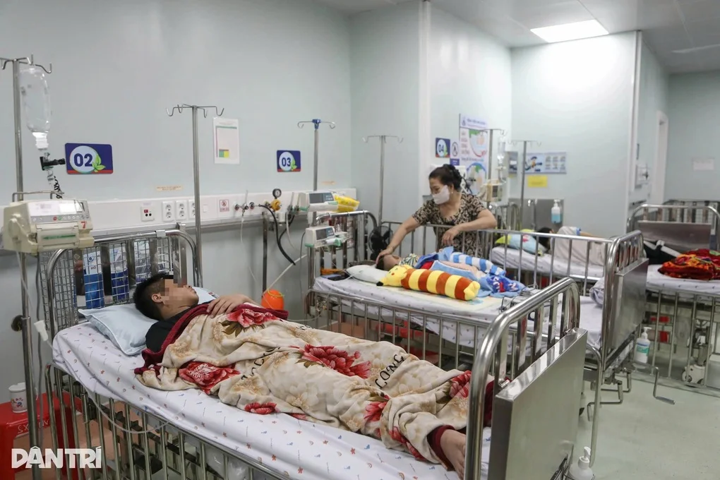 Chủ quan sau khi hạ sốt, bé trai rơi vào sốc sốt xuất huyết nặng - 2 Chủ quan sau khi hạ sốt, bé trai rơi vào sốc sốt xuất huyết nặng - 2