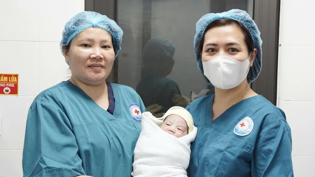 Cứu sản phụ chuyển dạ nguy kịch ngoài đảo xa giữa đêm mưa gió - 2 Cứu sản phụ chuyển dạ nguy kịch ngoài đảo xa giữa đêm mưa gió - 2
