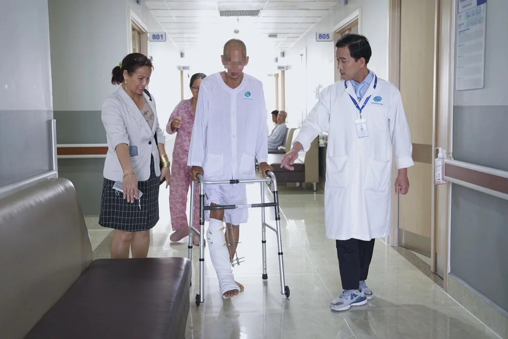 Bác sĩ Việt cứu bệnh nhân Campuchia bị máy cắt cỏ chém vào chân nguy kịch - 4 Bác sĩ Việt cứu bệnh nhân Campuchia bị máy cắt cỏ chém vào chân nguy kịch - 4