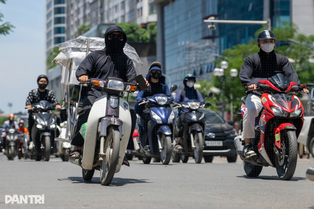 Người dân miền Bắc kiệt sức vì nắng nóng, bác sĩ gợi ý cách phòng tránh