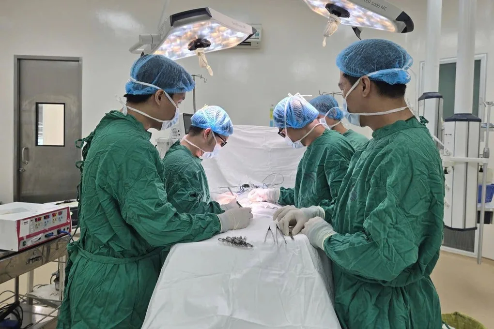 Chạy đua giành lại sự sống cho người đàn ông bị xe tải cán qua người - 1