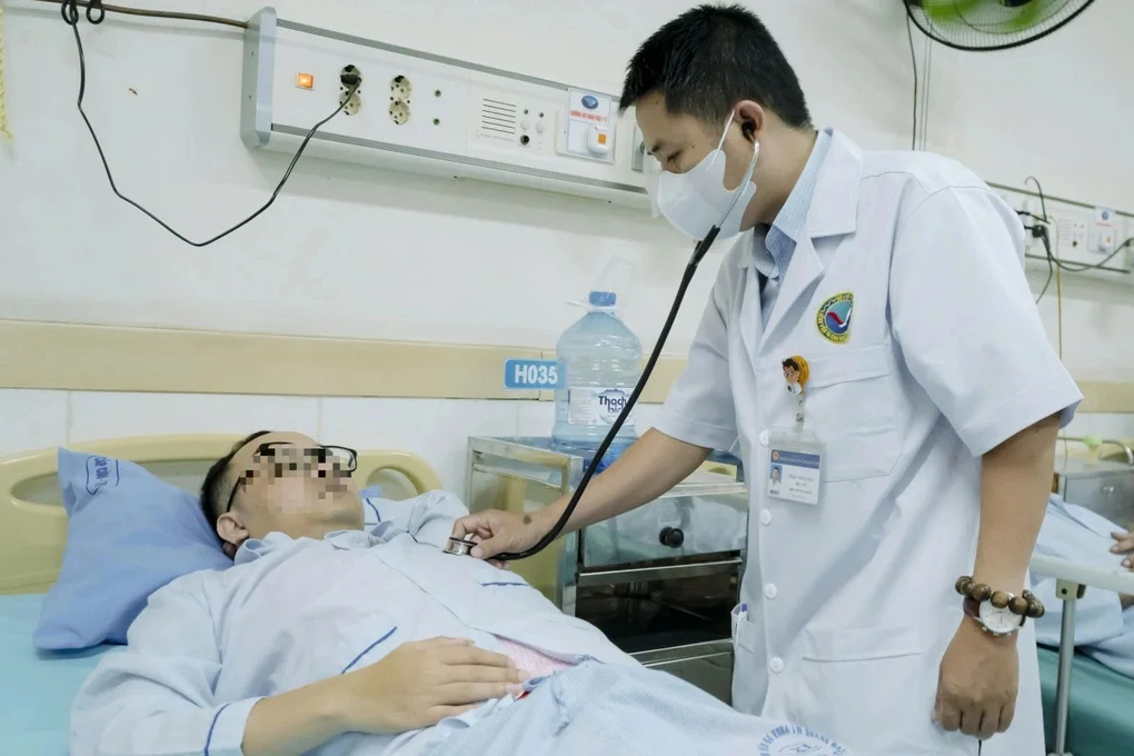 Người đàn ông bất ngờ ngưng tim trong lúc chờ khám bệnh - 2