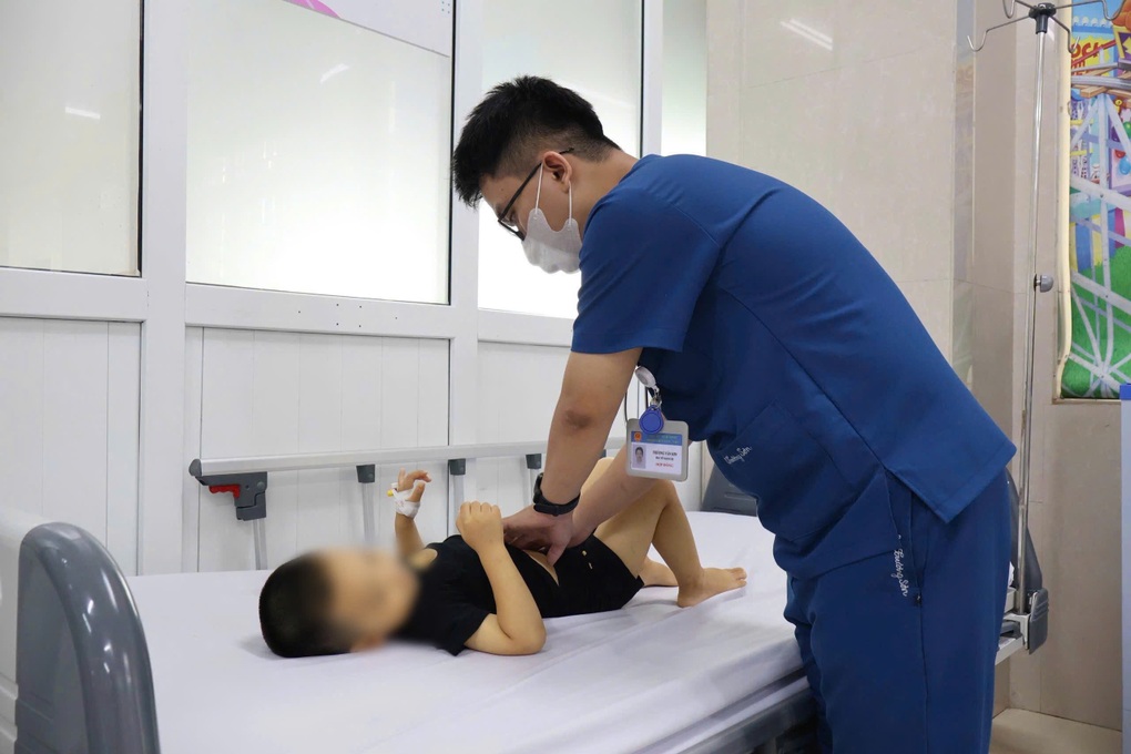 Bé 3 tuổi phải đi cấp cứu vì dùng lá lộc mại chữa táo bón
