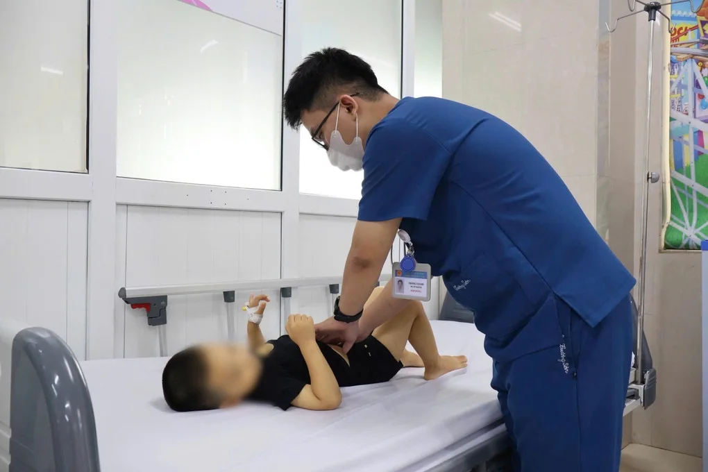 Bé 3 tuổi phải đi cấp cứu vì dùng lá lộc mại chữa táo bón - 1