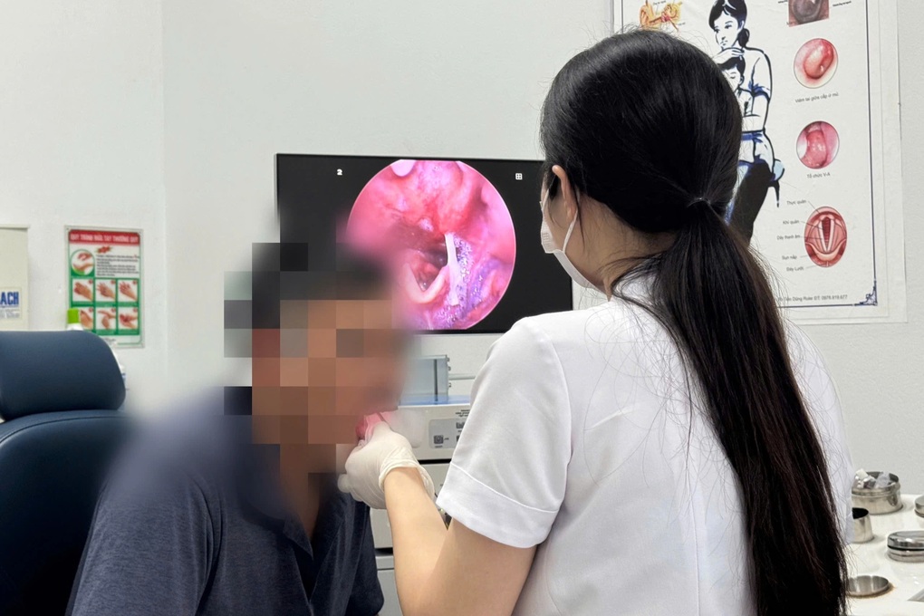 Dùng điện thoại khi ăn, người đàn ông nhập viện vì hóc xương phức tạp