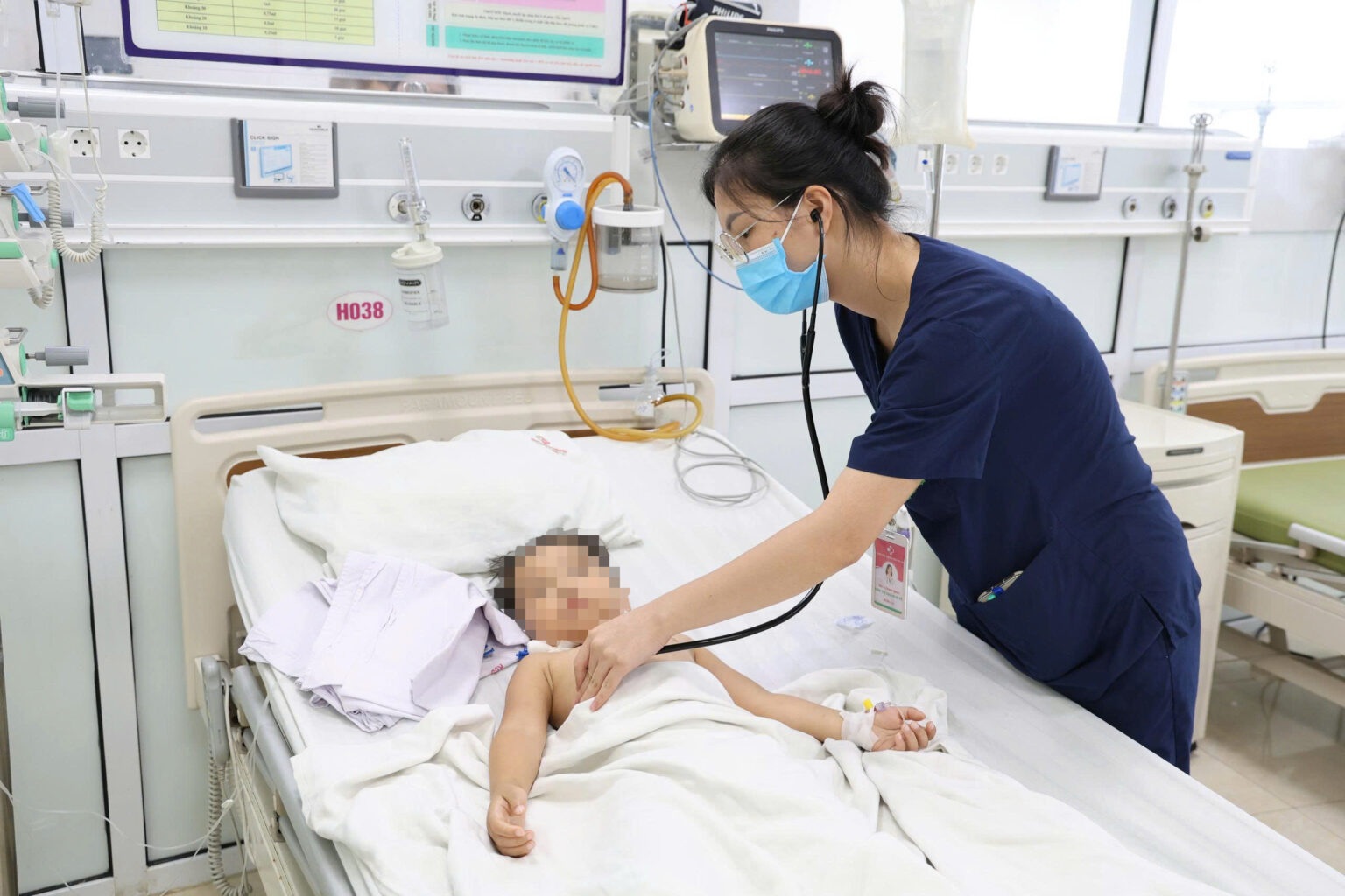 Trẻ bị đuối nước – xin đừng dốc ngược