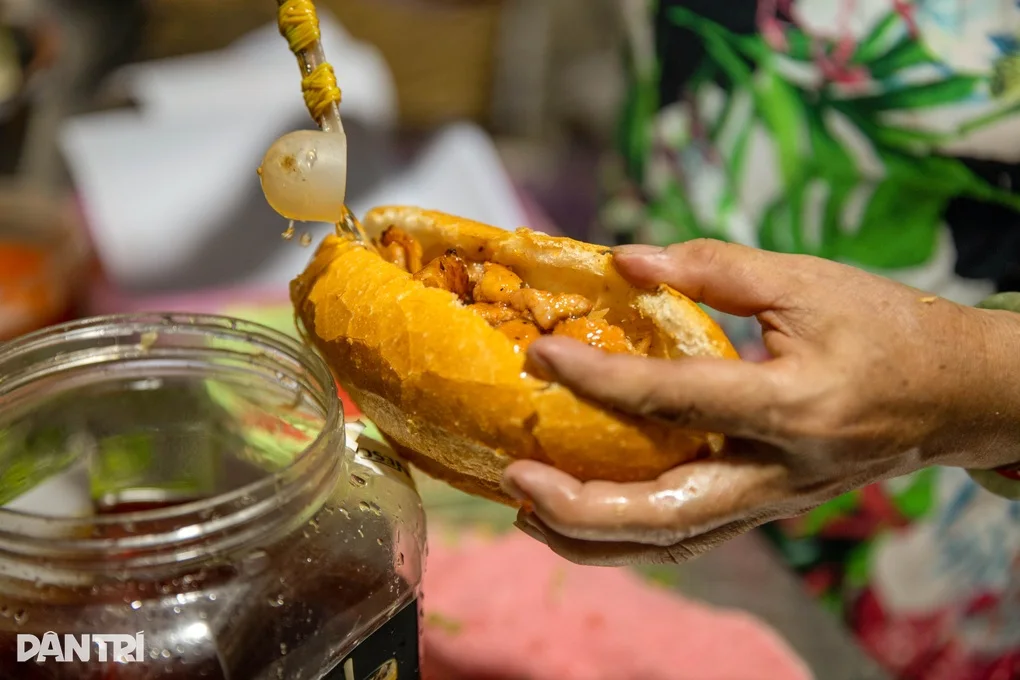 Tiệm bánh mì vỉa hè bị đề xuất phạt 80,5 triệu đồng do bán hàng nhiễm khuẩn - 1
