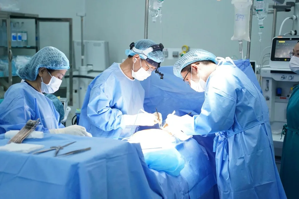 Cứu người đàn ông bị khối u hiếm gặp chặn đường thở nguy kịch - 2 Cứu người đàn ông bị khối u hiếm gặp chặn đường thở nguy kịch - 2