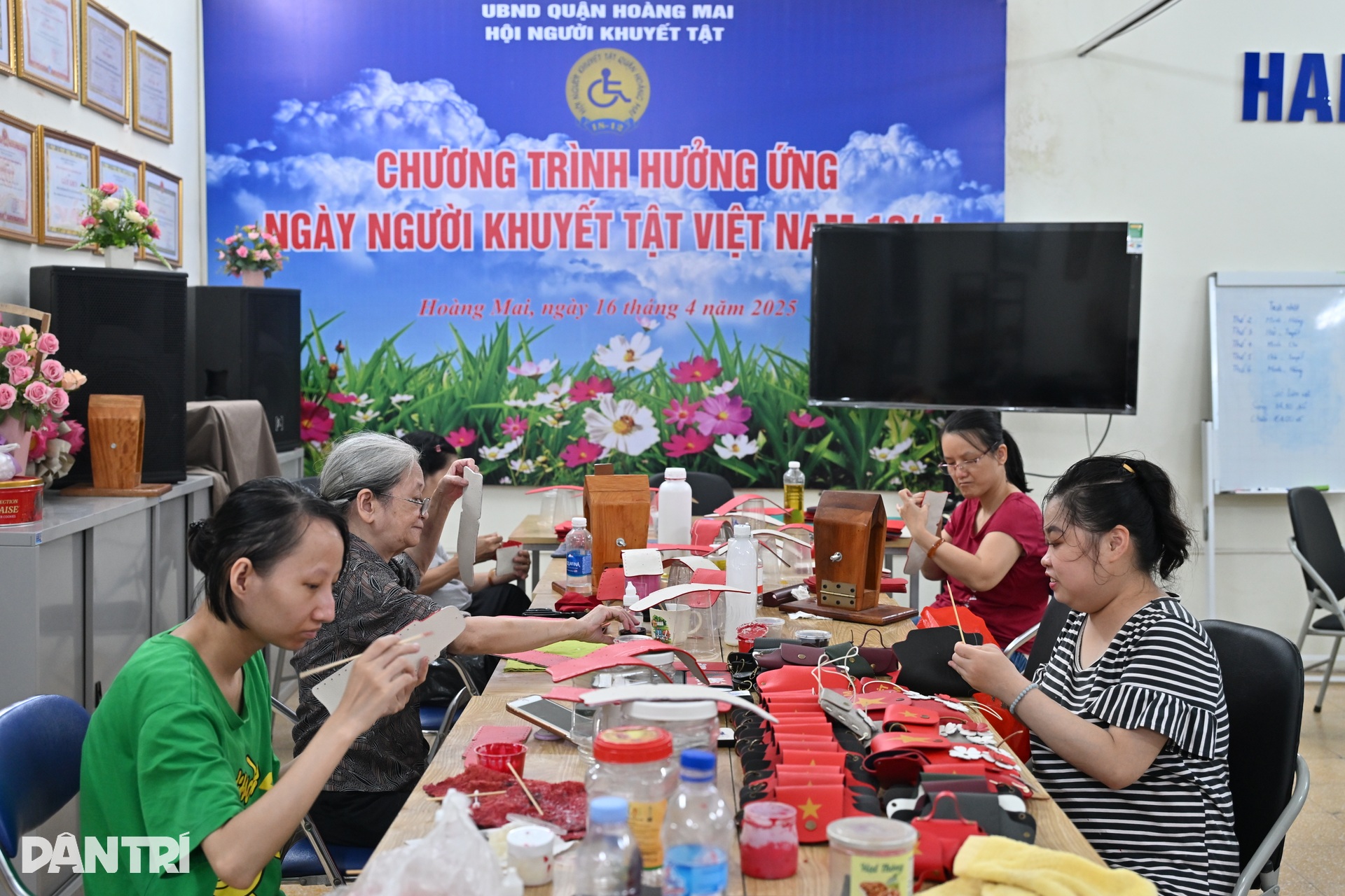 Bộ sưu tập cờ đỏ sao vàng tạo nên từ nghị lực của những người khuyết tật