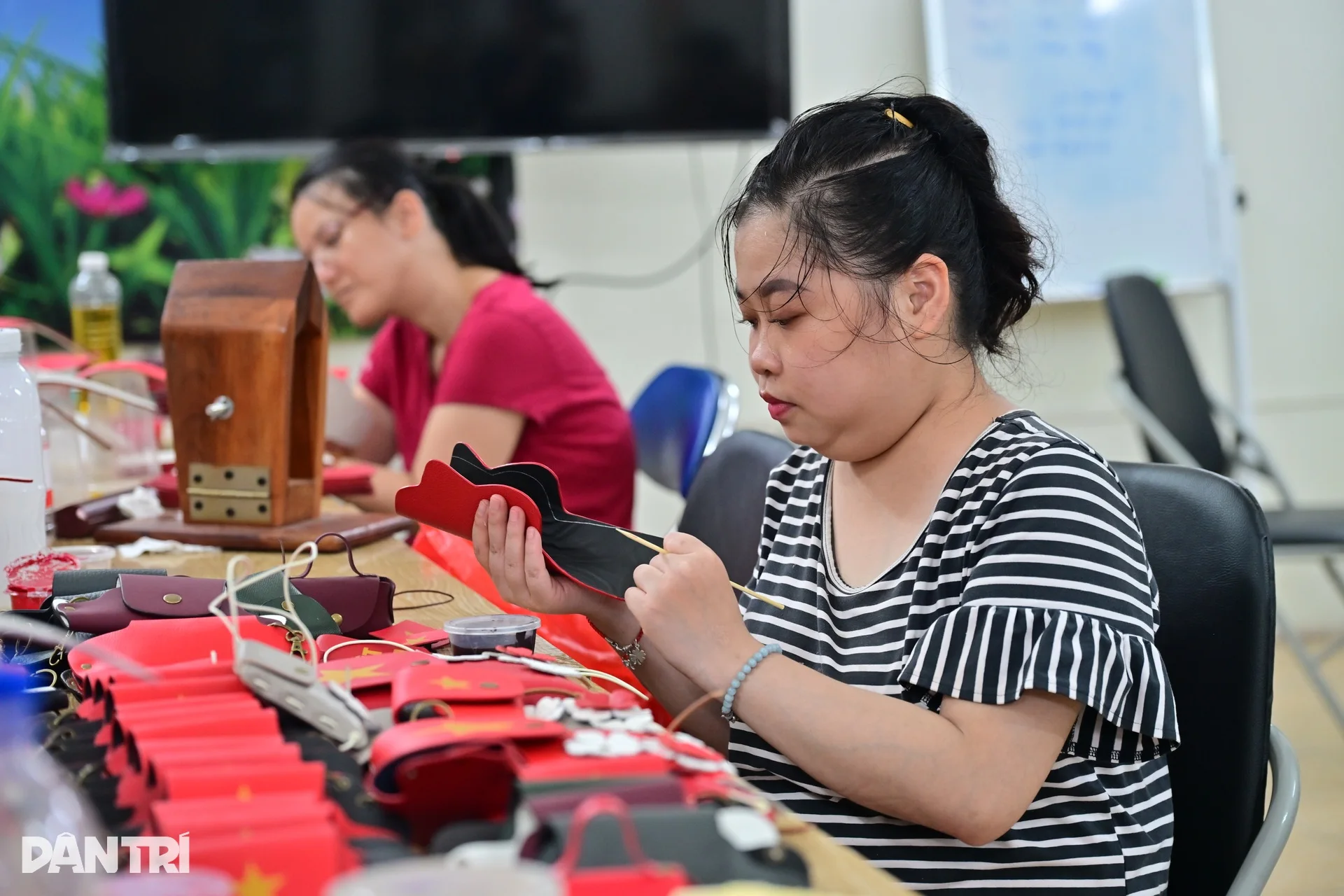 Bộ sưu tập cờ đỏ sao vàng tạo nên từ nghị lực của những người khuyết tật - 3 Bộ sưu tập cờ đỏ sao vàng tạo nên từ nghị lực của những người khuyết tật - 3