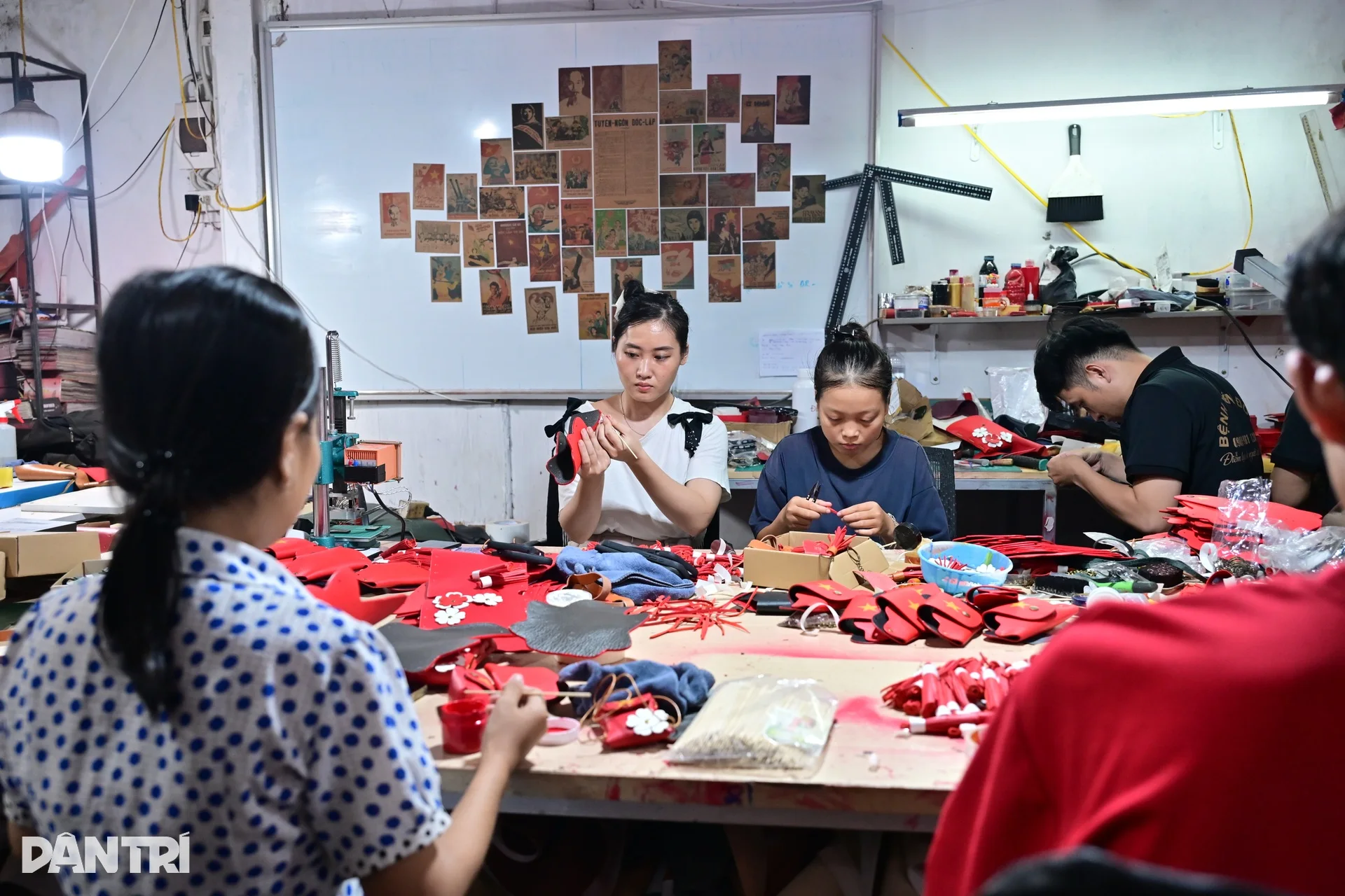 Bộ sưu tập cờ đỏ sao vàng tạo nên từ nghị lực của những người khuyết tật - 5 Bộ sưu tập cờ đỏ sao vàng tạo nên từ nghị lực của những người khuyết tật - 5
