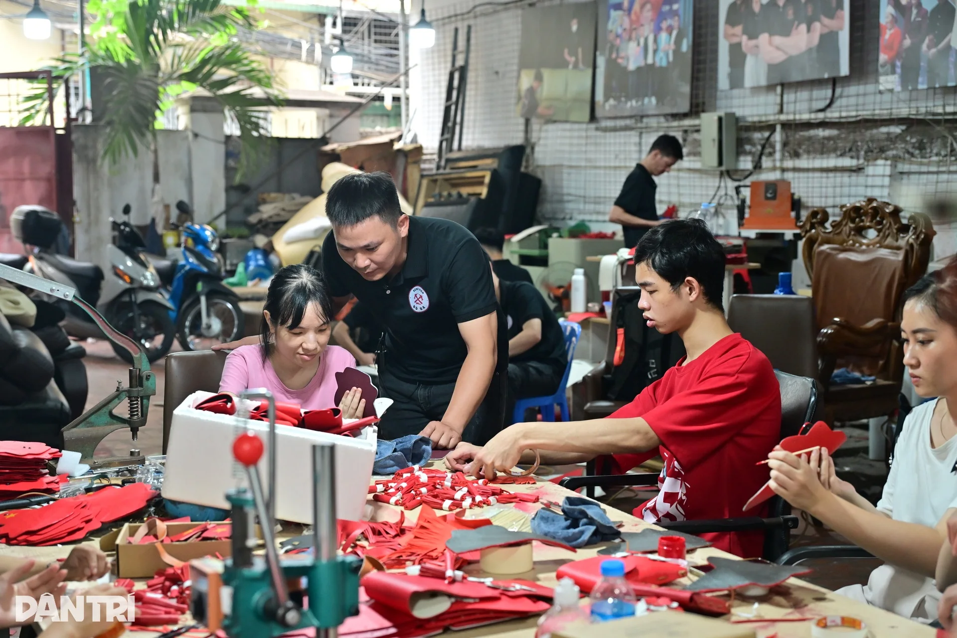 Bộ sưu tập cờ đỏ sao vàng tạo nên từ nghị lực của những người khuyết tật - 6 Bộ sưu tập cờ đỏ sao vàng tạo nên từ nghị lực của những người khuyết tật - 6