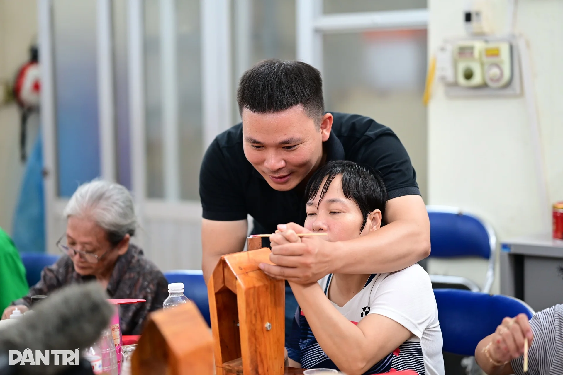 Bộ sưu tập cờ đỏ sao vàng tạo nên từ nghị lực của những người khuyết tật - 7 Bộ sưu tập cờ đỏ sao vàng tạo nên từ nghị lực của những người khuyết tật - 7