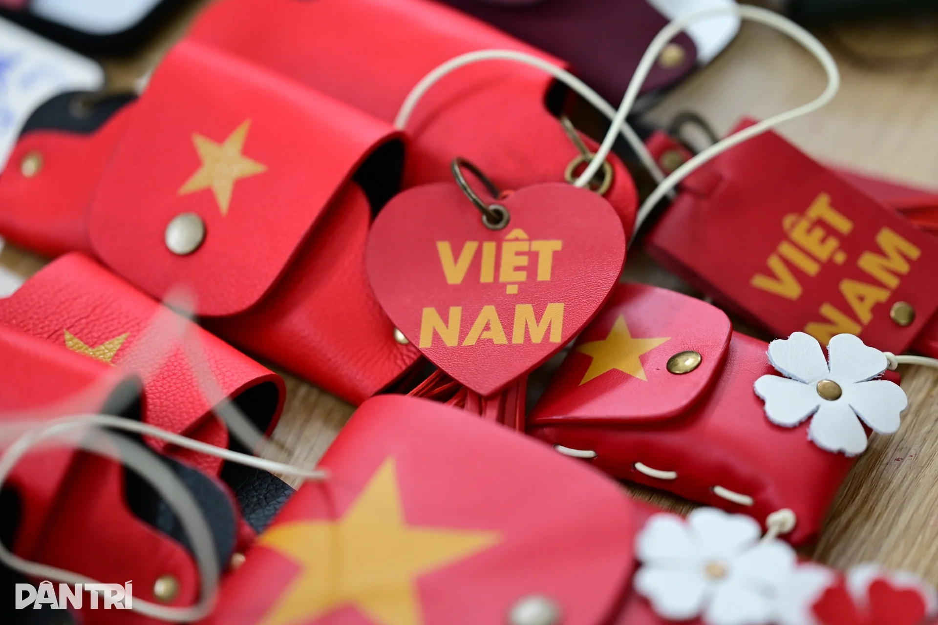 Bộ sưu tập cờ đỏ sao vàng tạo nên từ nghị lực của những người khuyết tật - 12 Bộ sưu tập cờ đỏ sao vàng tạo nên từ nghị lực của những người khuyết tật - 12