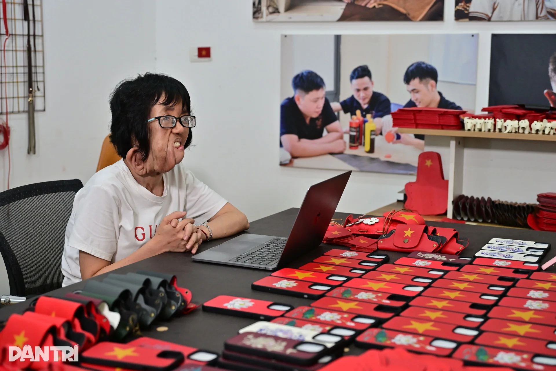 Bộ sưu tập cờ đỏ sao vàng tạo nên từ nghị lực của những người khuyết tật - 13 Bộ sưu tập cờ đỏ sao vàng tạo nên từ nghị lực của những người khuyết tật - 13