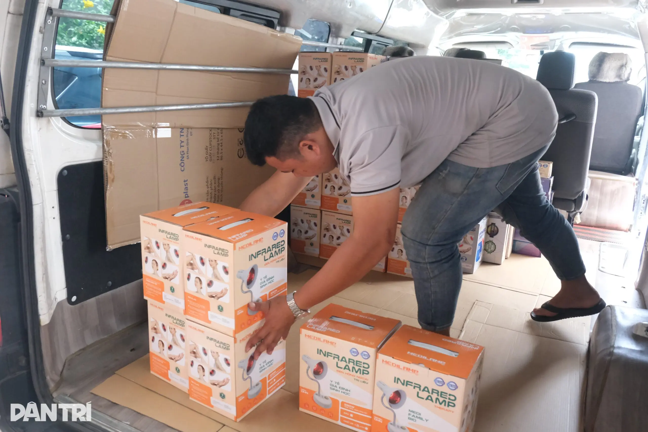 Chiếc đèn gù, ống lấy máu và bài học để thiết bị y tế Việt vươn ra thế giới - 1