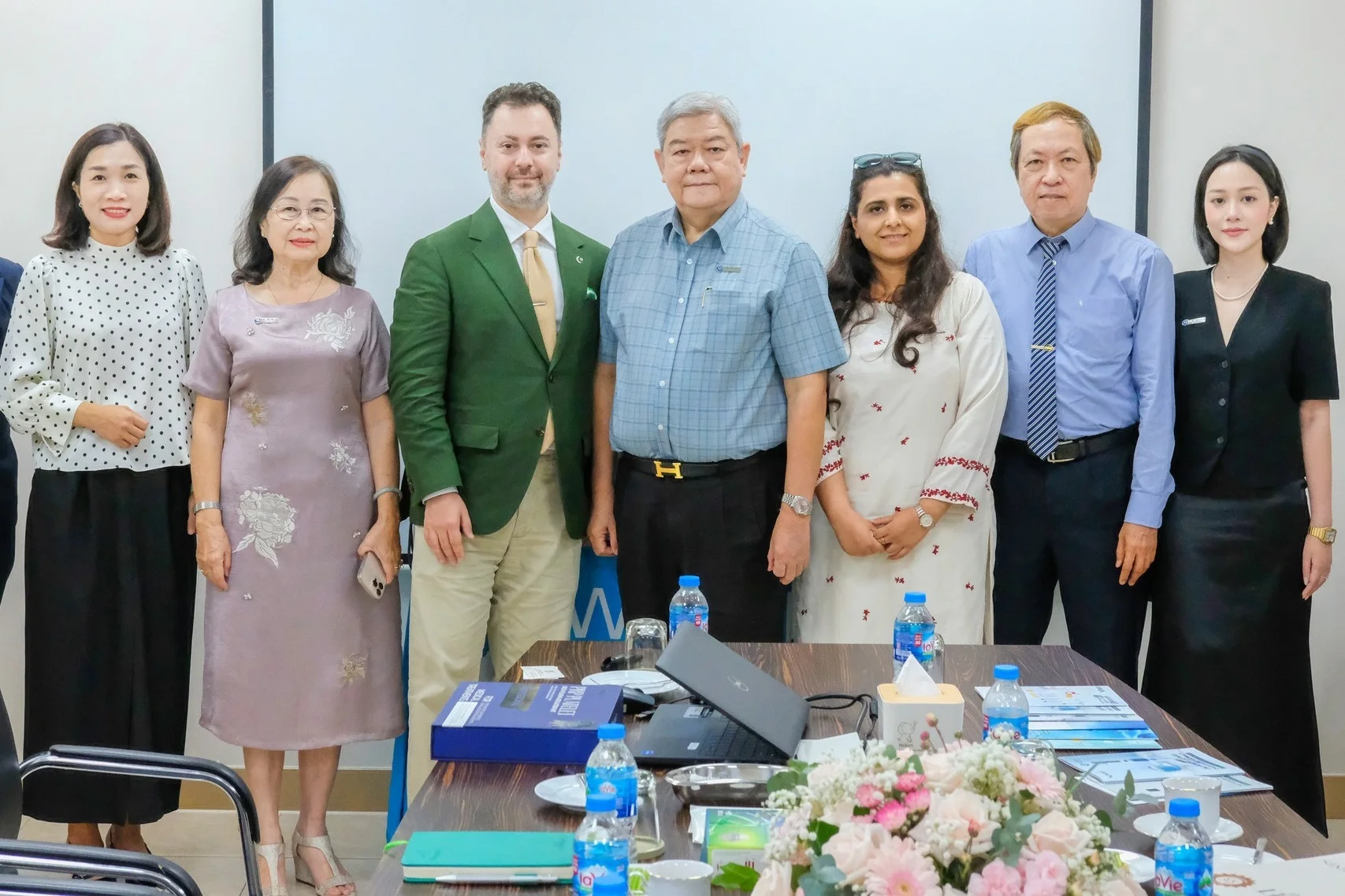 Chiếc đèn gù, ống lấy máu và bài học để thiết bị y tế Việt vươn ra thế giới - 10