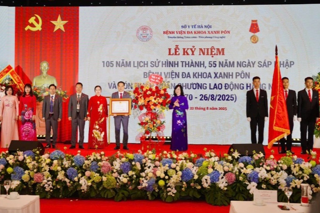 Bệnh viện đa khoa Xanh Pôn đón nhận Huân chương Lao động hạng Nhất