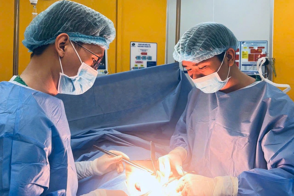 Mổ thoát vị rốn, bác sĩ phát hiện “sát thủ ẩn mình” trong bụng cụ ông
