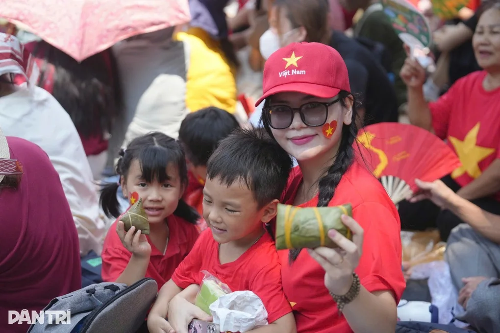 Thực phẩm, thuốc men theo chân người dân vượt trăm cây số xem A80 - 2 Thực phẩm, thuốc men theo chân người dân vượt trăm cây số xem A80 - 2