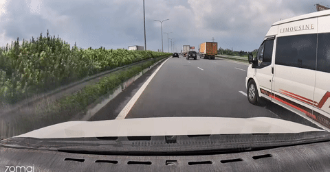 Đi cao tốc, xe 7 chỗ bị xe khách tạt đầu vì bám làn trái tốc độ chỉ hơn 90 km/h?