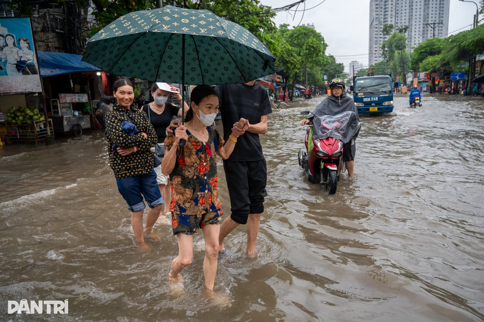 Hà Nội: 10 tiếng khốn khổ sống trong ngập lụt của xóm ung thư - 5 Hà Nội: 10 tiếng khốn khổ sống trong ngập lụt của xóm ung thư - 5