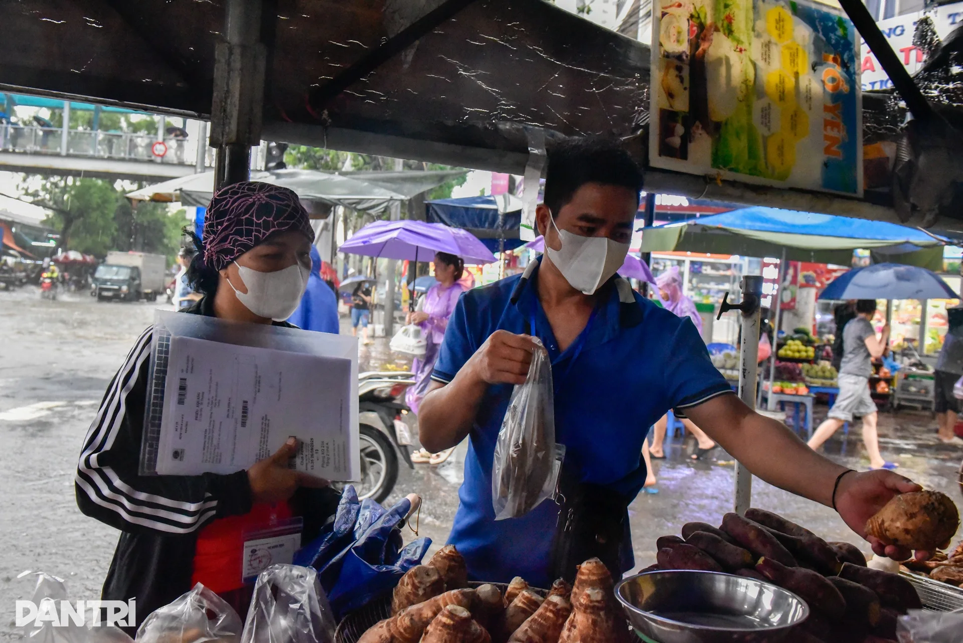 Hà Nội: 10 tiếng khốn khổ sống trong ngập lụt của xóm ung thư - 7