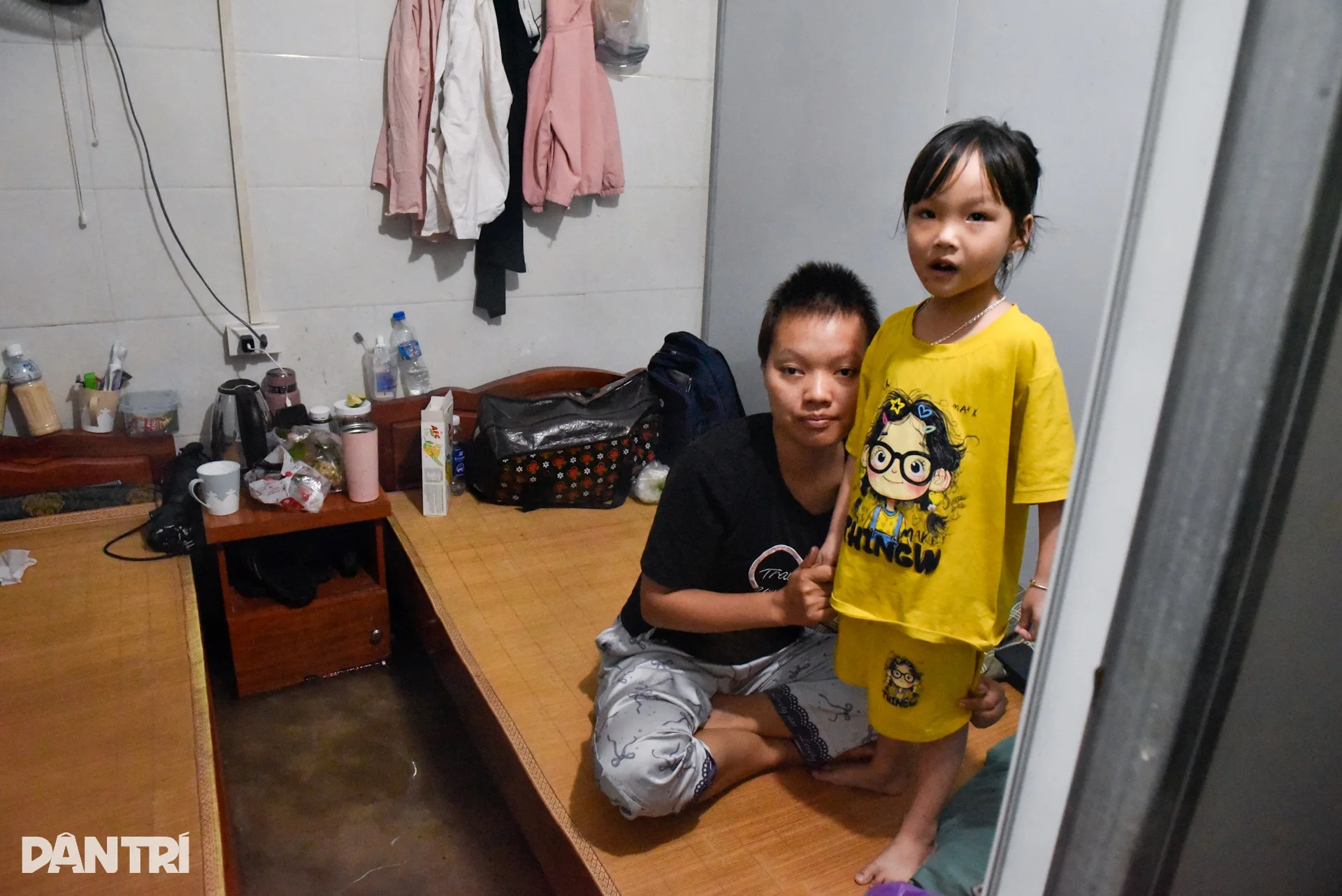 Hà Nội: 10 tiếng khốn khổ sống trong ngập lụt của xóm ung thư - 11 Hà Nội: 10 tiếng khốn khổ sống trong ngập lụt của xóm ung thư - 11