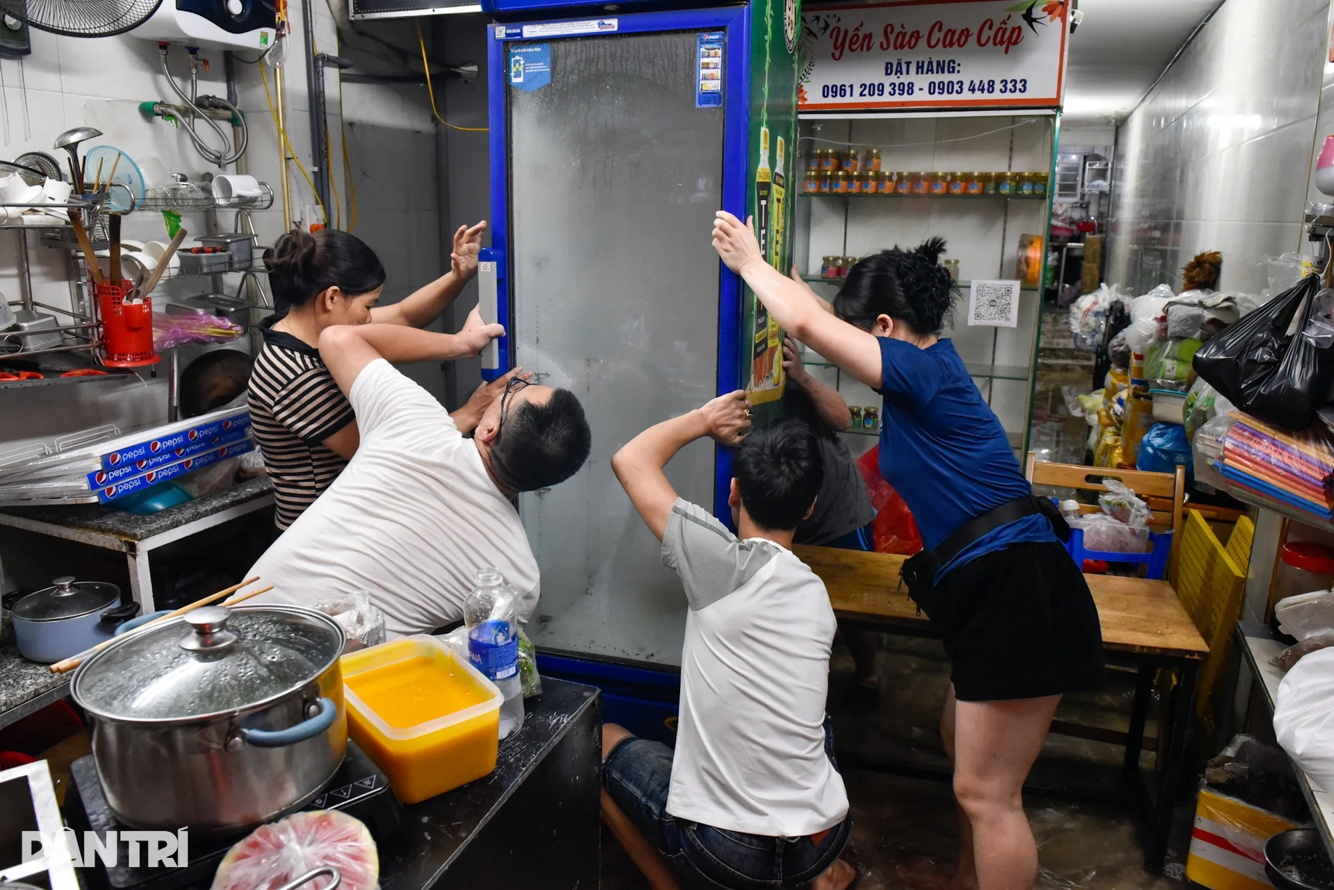 Hà Nội: 10 tiếng khốn khổ sống trong ngập lụt của xóm ung thư - 16