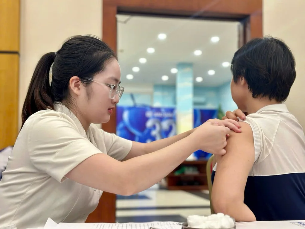 Thời tiết mưa nắng thất thường, cảnh giác nguy cơ mắc cúm - 2 Thời tiết mưa nắng thất thường, cảnh giác nguy cơ mắc cúm - 2