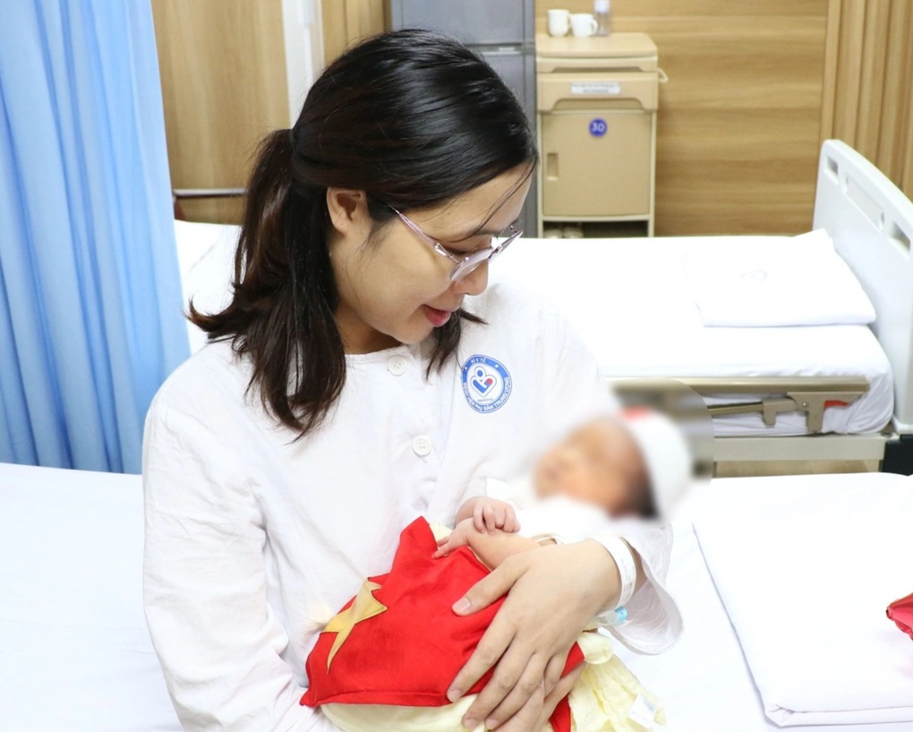 Bé gái nặng 3,3kg chào đời khỏe mạnh từ phôi thai trữ đông hơn 1 thập kỷ