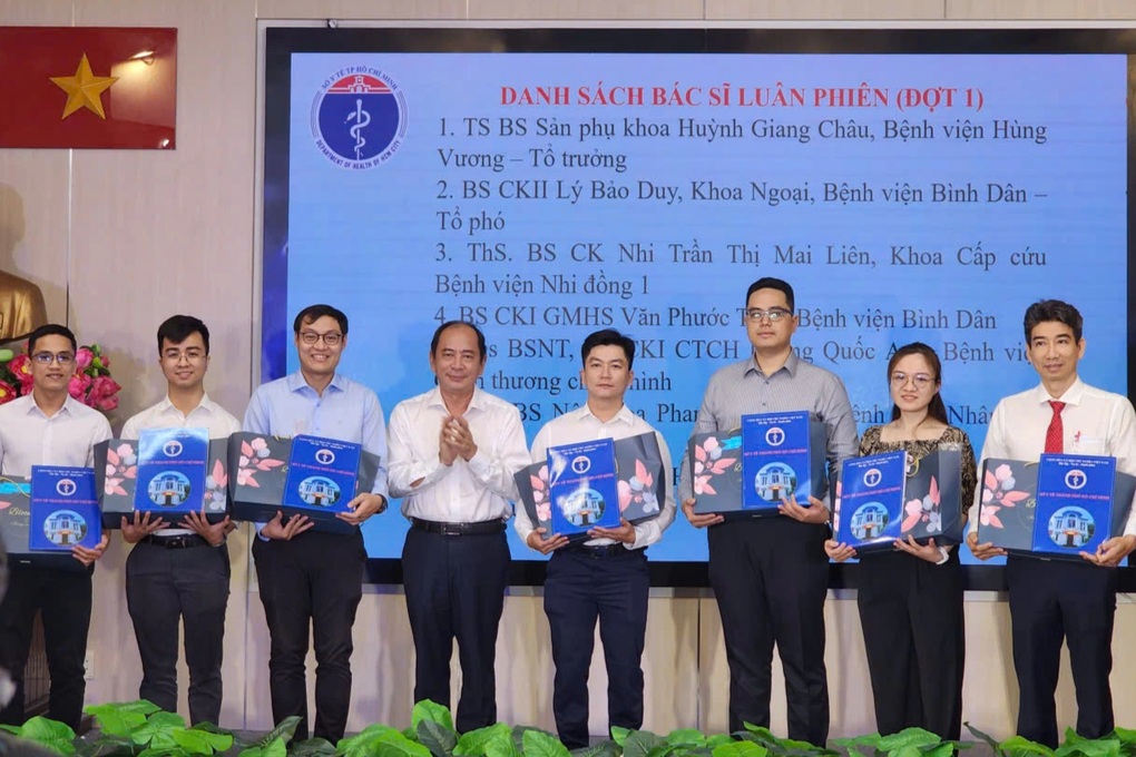 Bác sĩ trẻ “vượt sóng” đến nơi xa nhất TPHCM