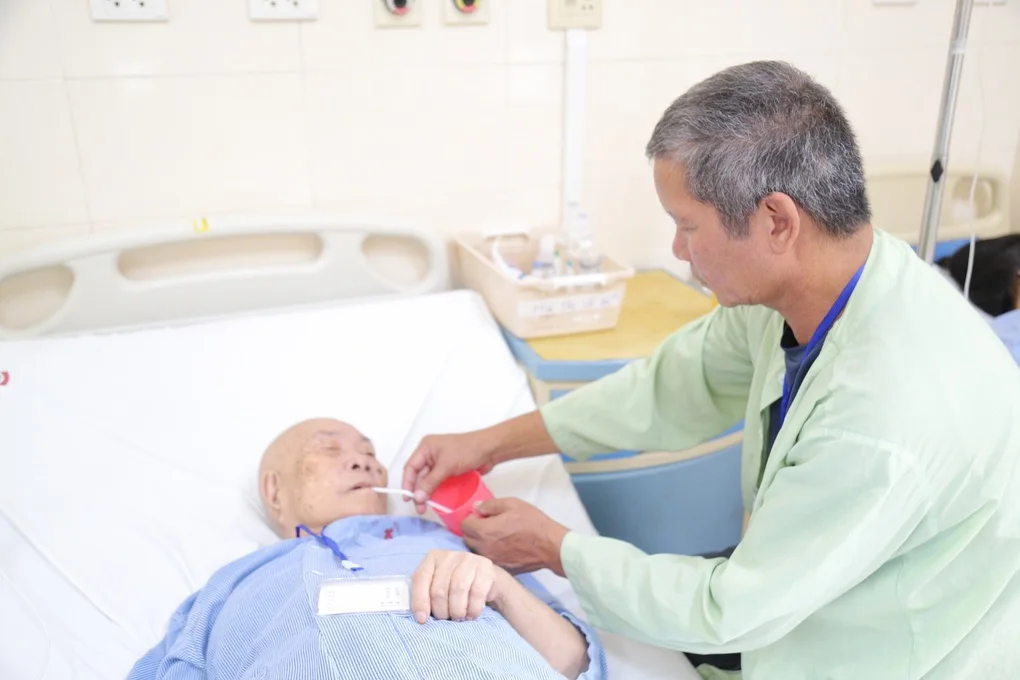 Bệnh nhân 96 tuổi được phẫu thuật ung thư trực tràng thành công - 2