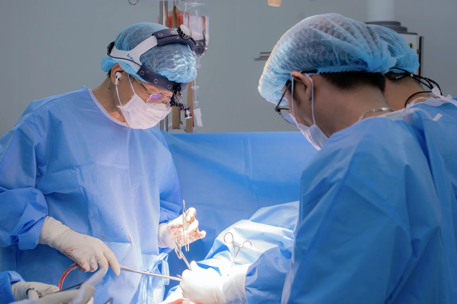Vị bác sĩ bước ra từ chiến trường và 40 năm tận tâm với nghề y - 3 Vị bác sĩ bước ra từ chiến trường và 40 năm tận tâm với nghề y - 3