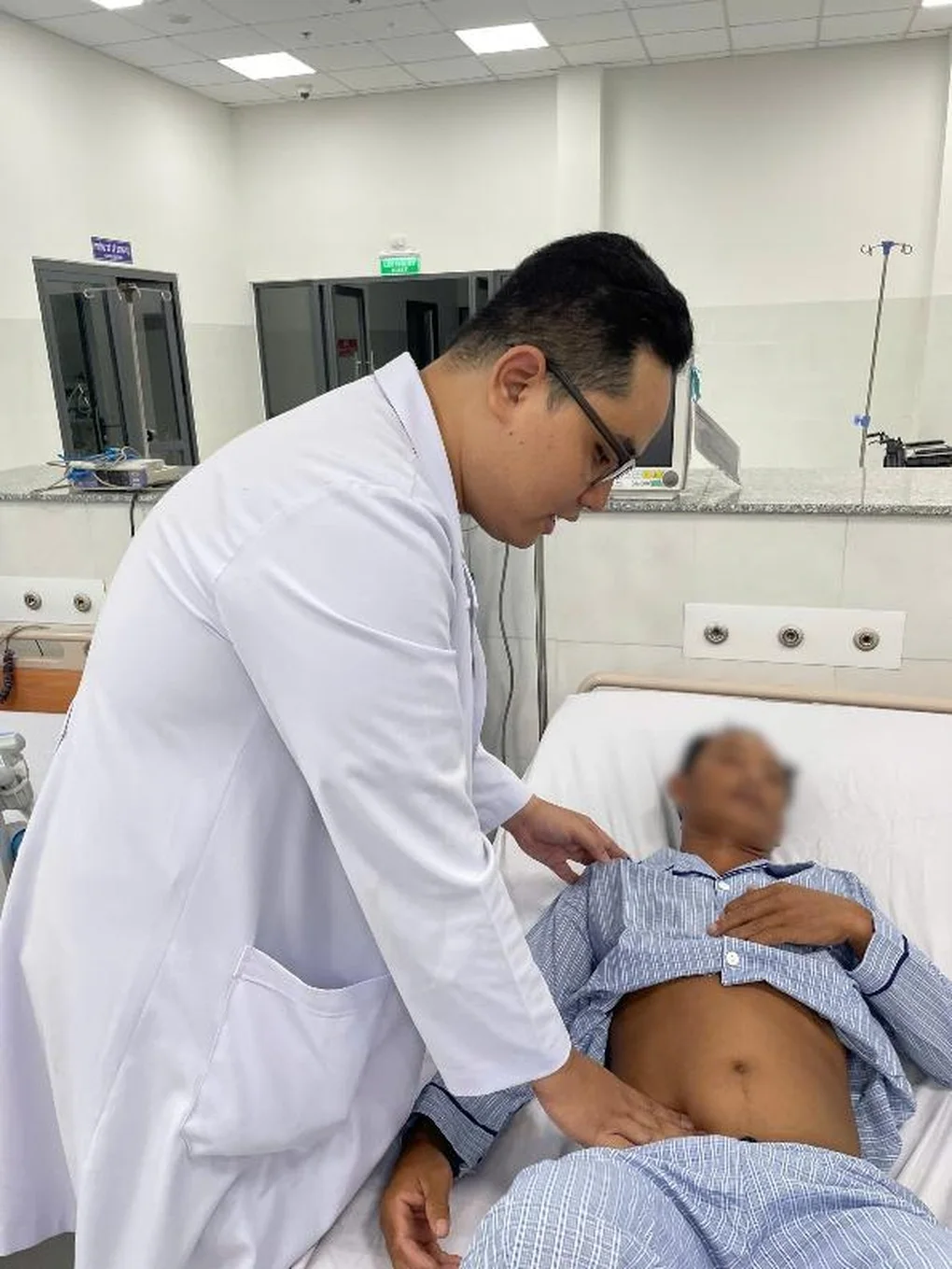 Lần đầu tiên mổ nội soi cấp cứu thành công tại Côn Đảo - 2