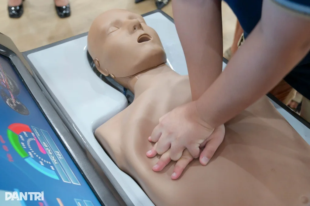 Ngừng tim ngoại viện gây tử vong cao, ít người Việt biết xử trí - 3 Ngừng tim ngoại viện gây tử vong cao, ít người Việt biết xử trí - 3