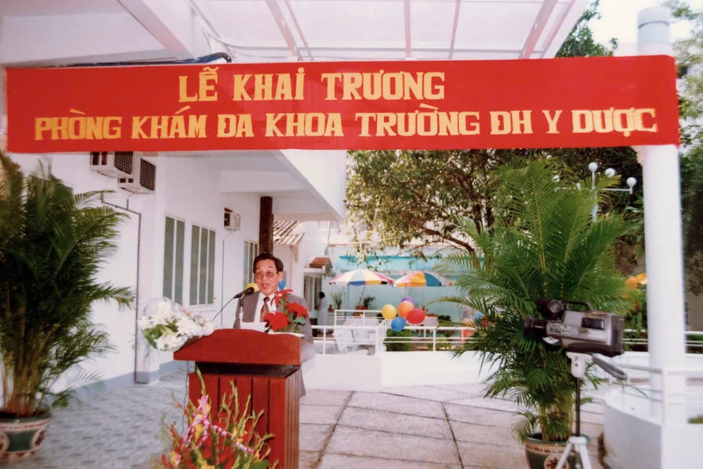 Giám đốc đầu tiên BV Đại học Y Dược TPHCM nhận giải Cống hiến trọn đời - 2 Giám đốc đầu tiên BV Đại học Y Dược TPHCM nhận giải Cống hiến trọn đời - 2