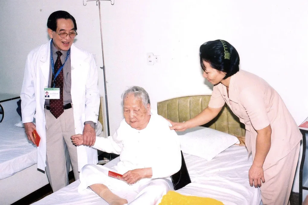 Giám đốc đầu tiên BV Đại học Y Dược TPHCM nhận giải Cống hiến trọn đời - 3 Giám đốc đầu tiên BV Đại học Y Dược TPHCM nhận giải Cống hiến trọn đời - 3