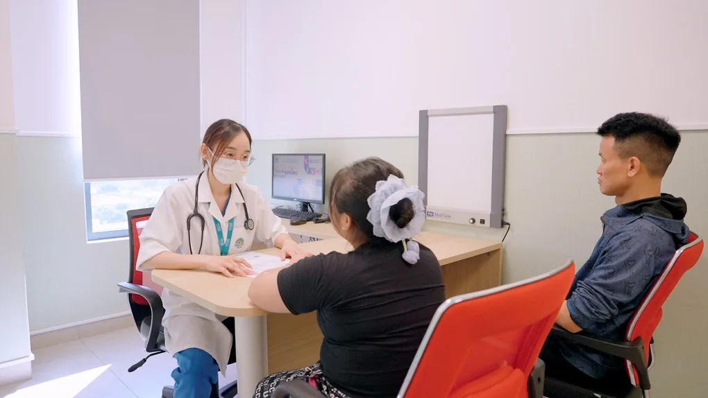 Mắc bệnh hiếm, bé gái 14 tuổi loãng xương, cao huyết áp, sỏi thận, béo phì - 3 Mắc bệnh hiếm, bé gái 14 tuổi loãng xương, cao huyết áp, sỏi thận, béo phì - 3