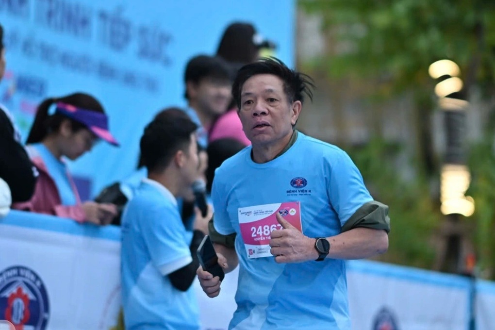 Chiến thắng ung thư phổi, “chú bảo vệ” chạy vì bệnh nhân ung thư