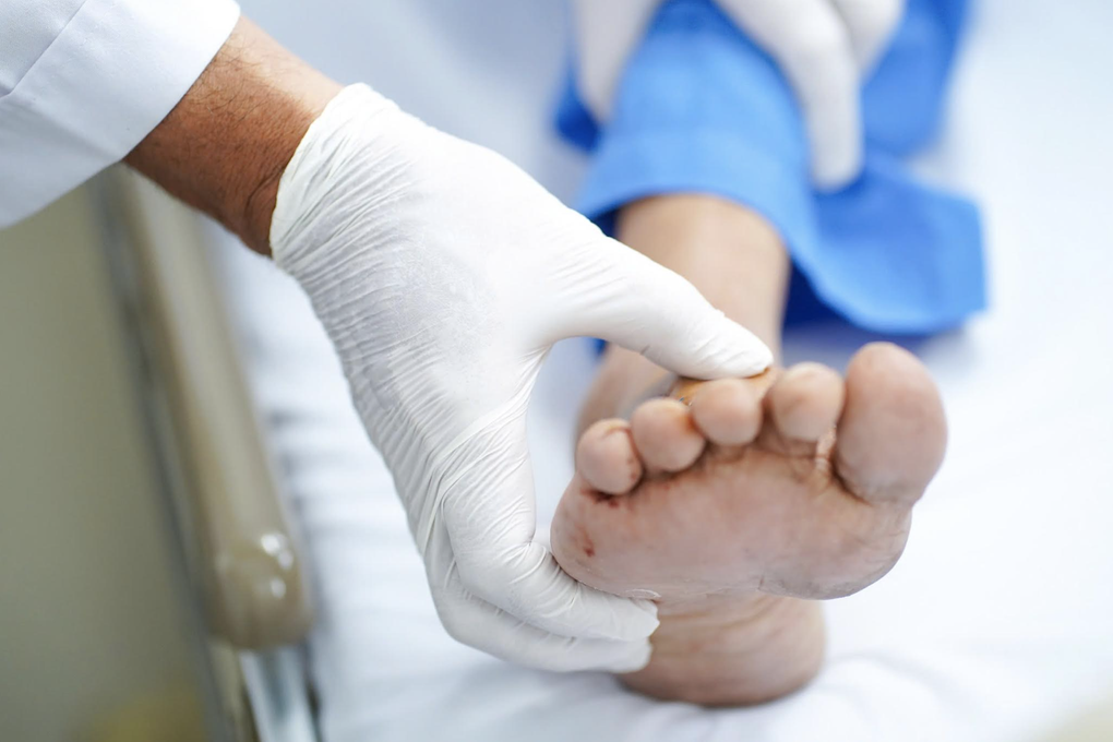 Bất ngờ va phải cửa ô tô đang mở trên đường, thầy giáo đảo lộn cuộc sống