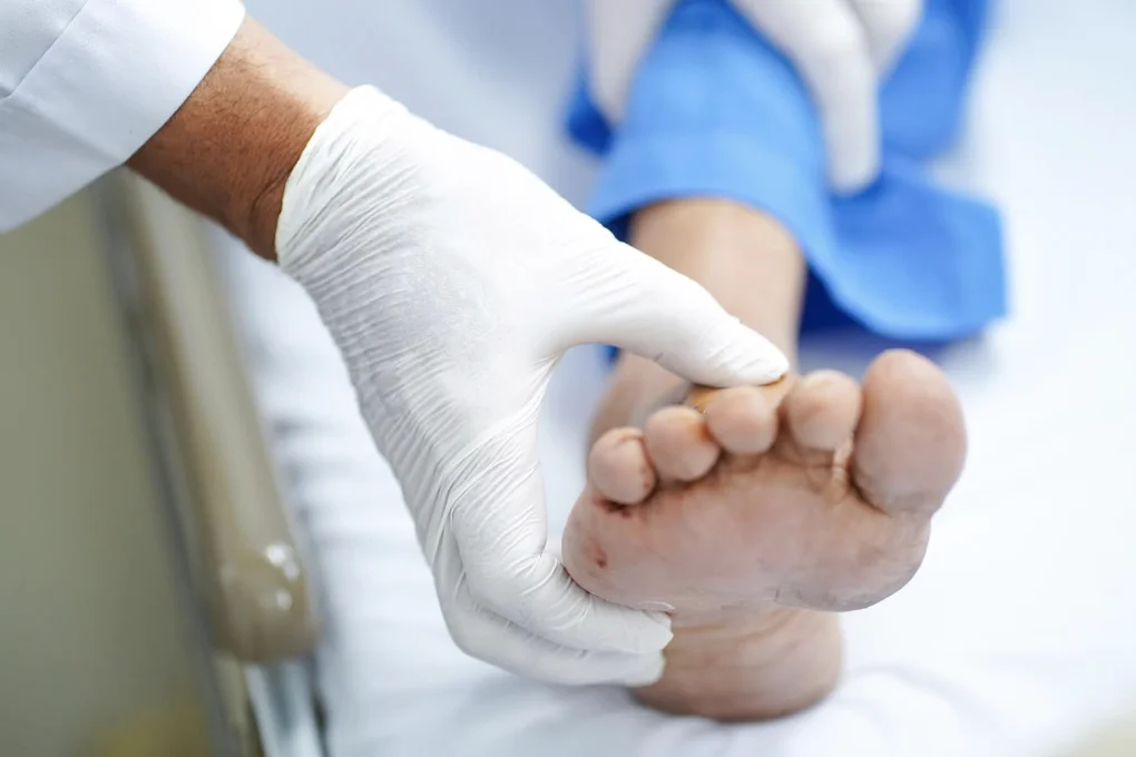 Bất ngờ va phải cửa ô tô đang mở trên đường, thầy giáo đảo lộn cuộc sống - 1