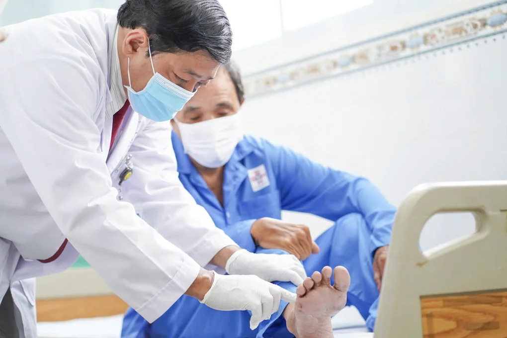 Bất ngờ va phải cửa ô tô đang mở trên đường, thầy giáo đảo lộn cuộc sống - 2