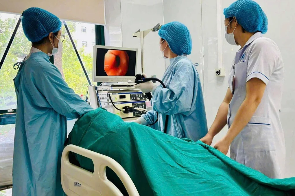 Thường xuyên thức đêm xem điện thoại, cô gái chảy máu tiêu hóa nguy kịch - 2 Thường xuyên thức đêm xem điện thoại, cô gái chảy máu tiêu hóa nguy kịch - 2