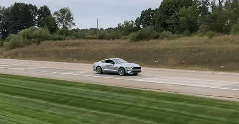 Khoe sức mạnh động cơ, xe thể thao Ford Mustang mất lái rồi lật ngửa
