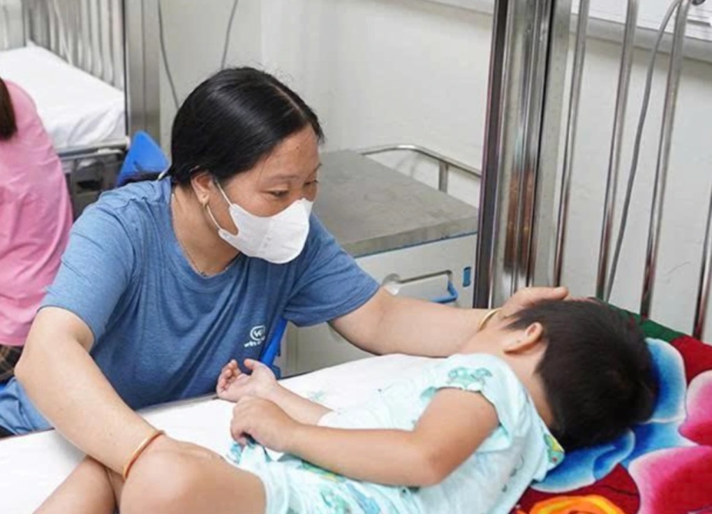 Ba trẻ bị ong đốt, một ca tử vong